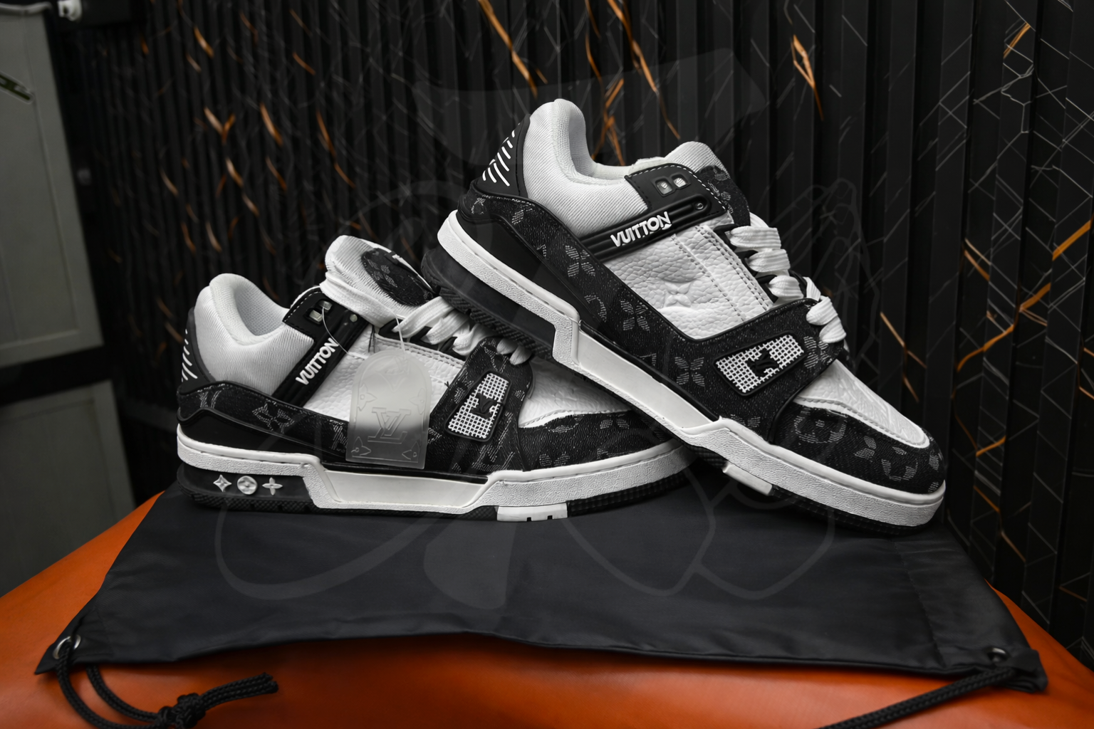 TENIS LV TREINER BLACK/WHITE